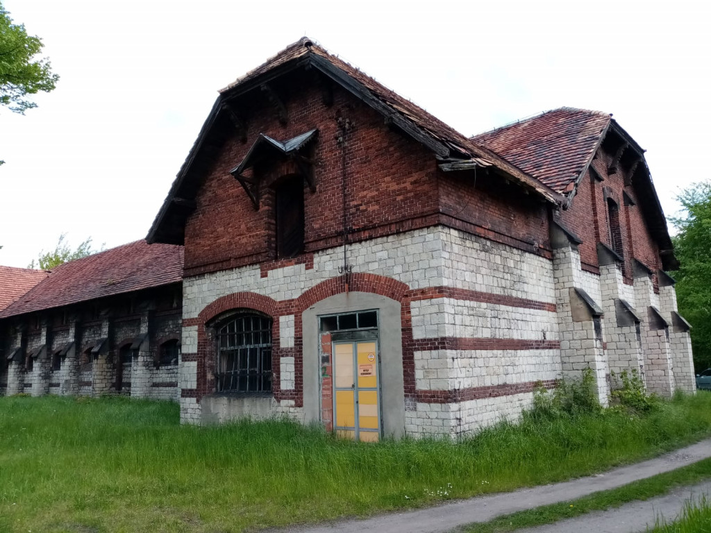 Zabytkowy folwark popada w ruinę