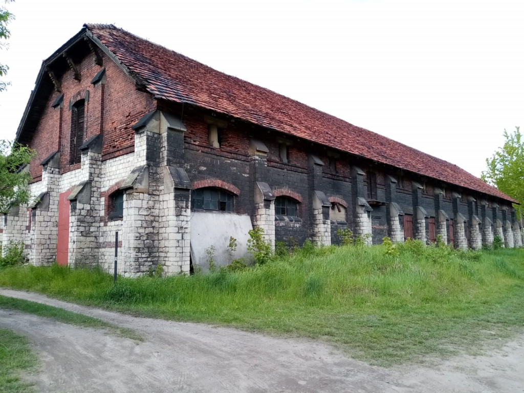 Zabytkowy folwark popada w ruinę