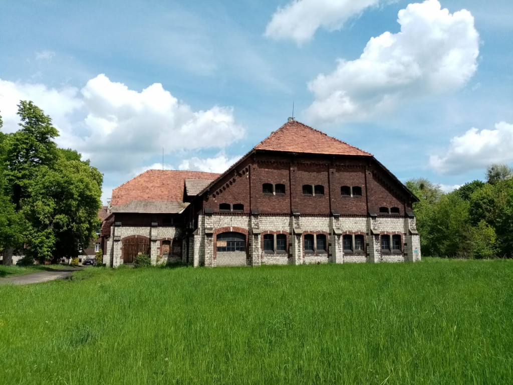 Zabytkowy folwark popada w ruinę