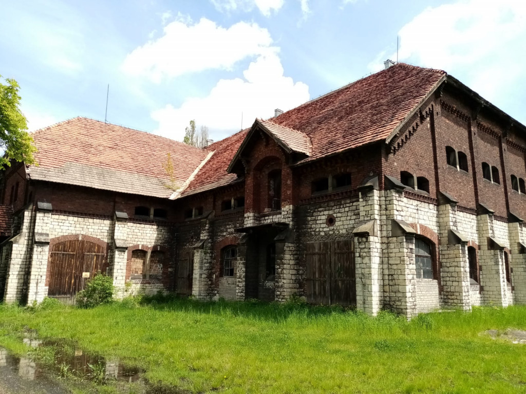 Zabytkowy folwark popada w ruinę