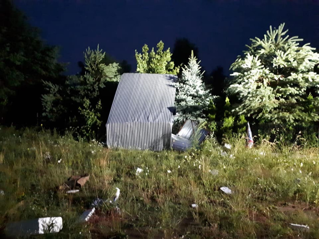 Powalone drzewa, zerwane dachy - burza przeszła przez powiat