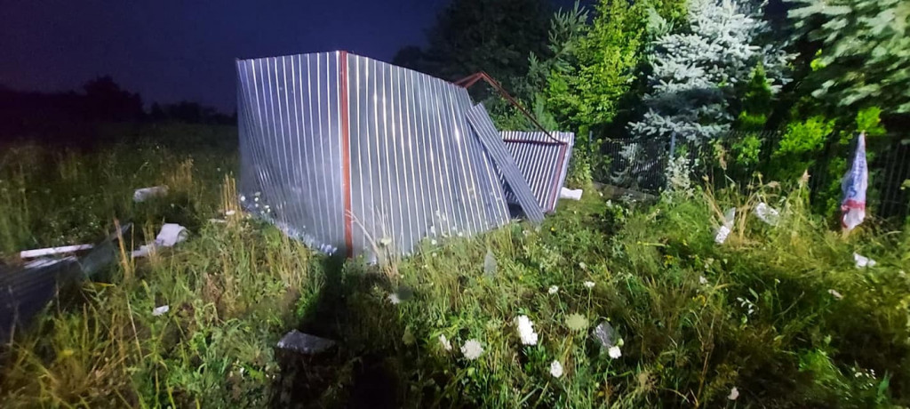 Powalone drzewa, zerwane dachy - burza przeszła przez powiat