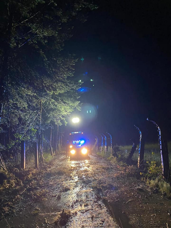 Powalone drzewa, zerwane dachy - burza przeszła przez powiat