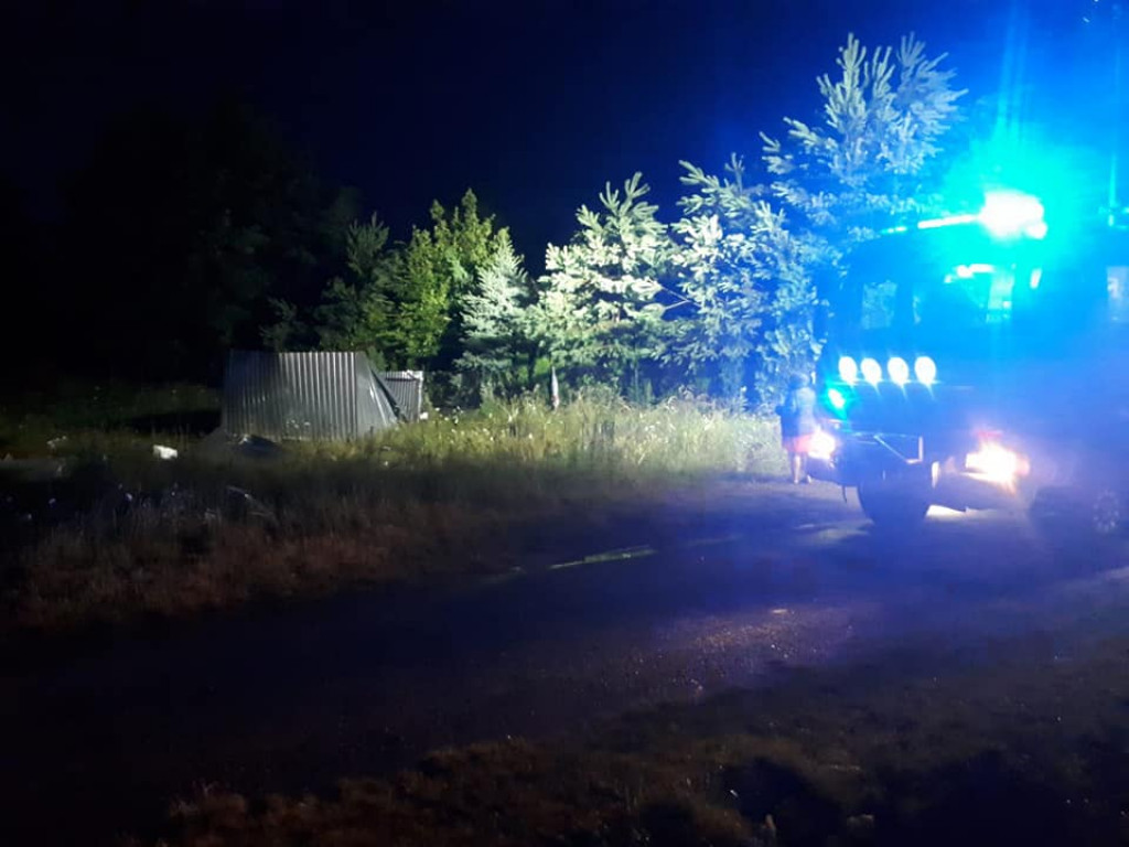 Powalone drzewa, zerwane dachy - burza przeszła przez powiat