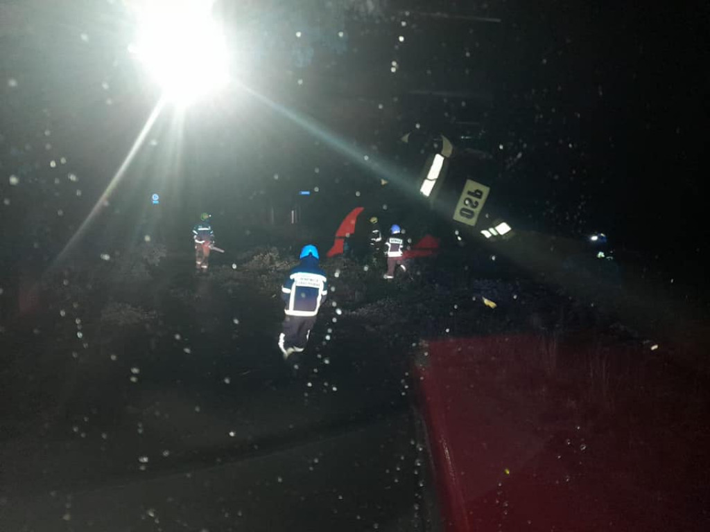 Powalone drzewa, zerwane dachy - burza przeszła przez powiat