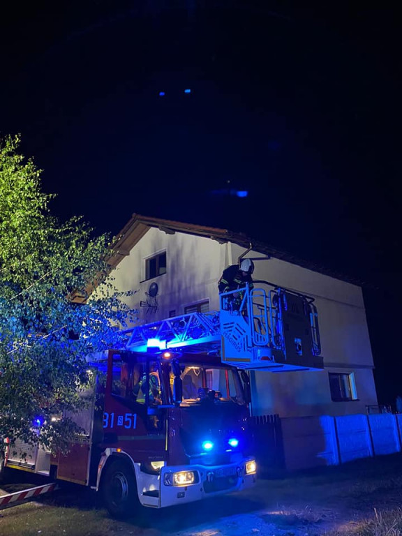 Powalone drzewa, zerwane dachy - burza przeszła przez powiat