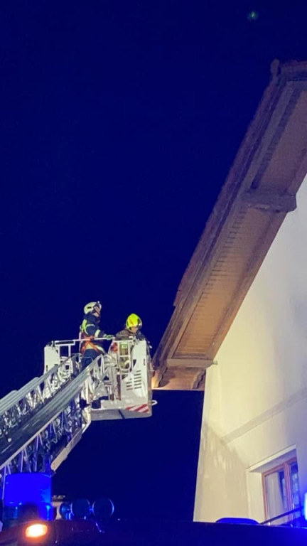 Powalone drzewa, zerwane dachy - burza przeszła przez powiat