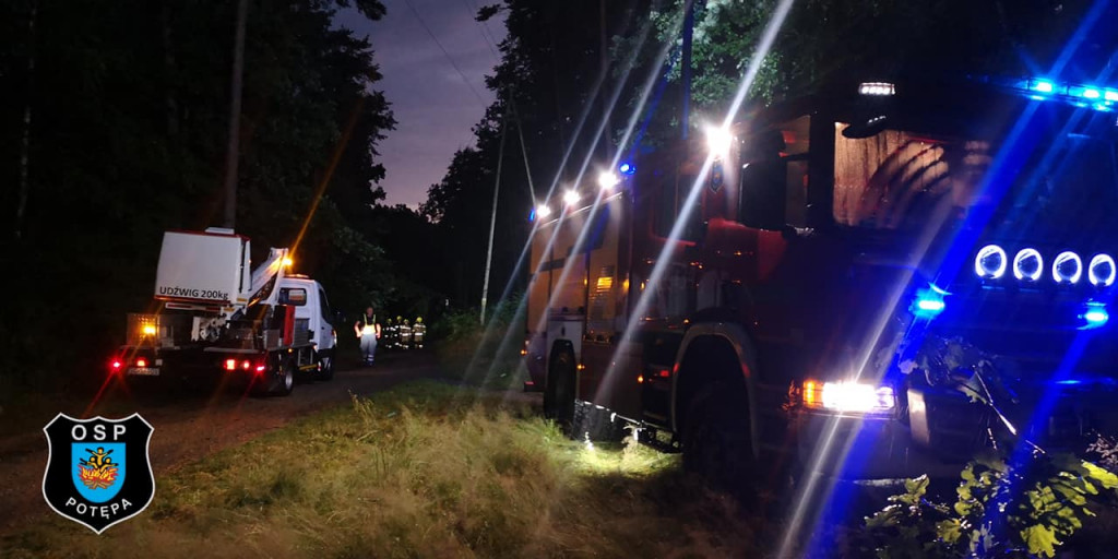 Powalone drzewa, zerwane dachy - burza przeszła przez powiat