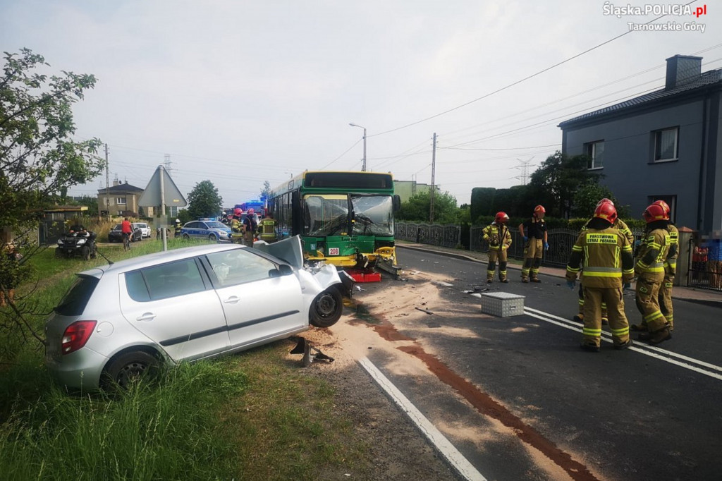 Czołowe zderzenie autobusu z samochodem