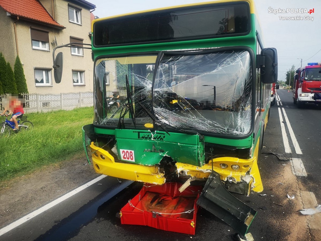 Czołowe zderzenie autobusu z samochodem