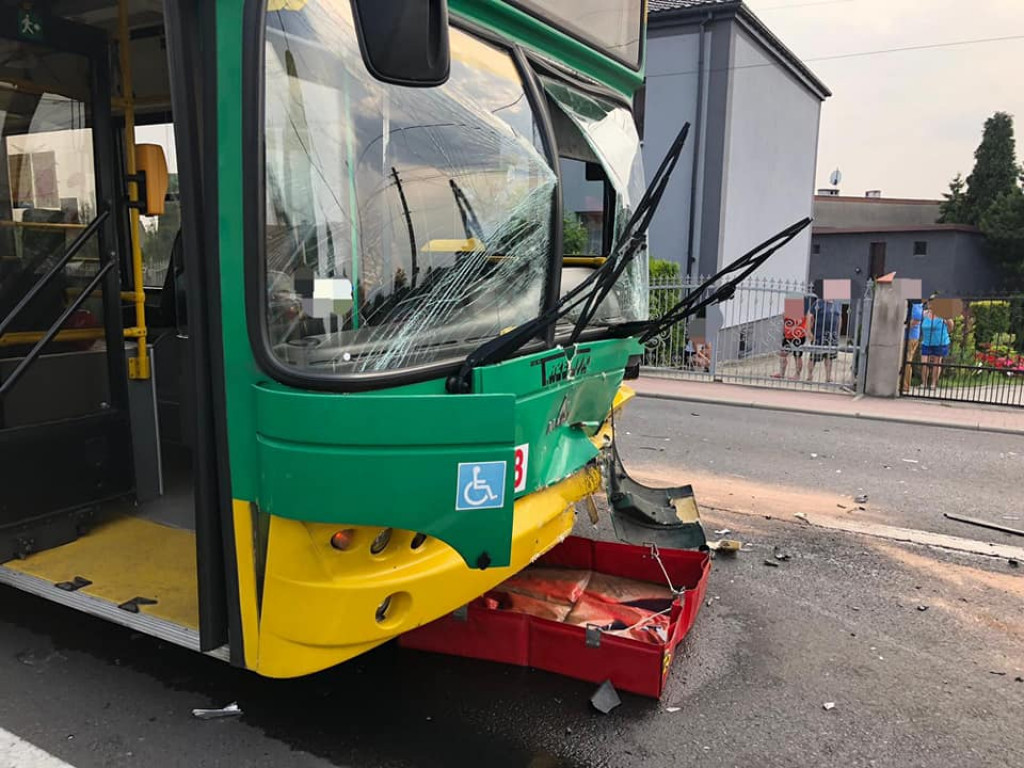Czołowe zderzenie autobusu z samochodem