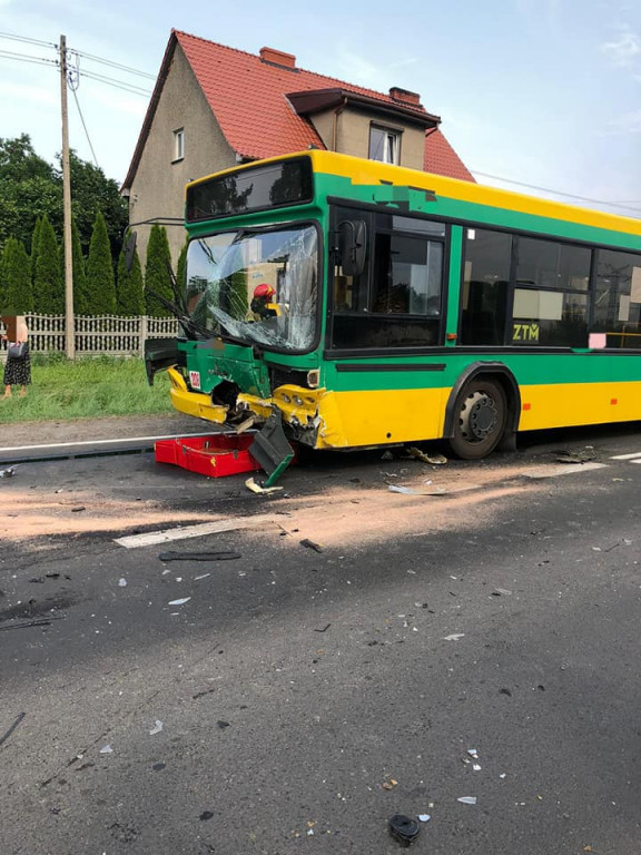 Czołowe zderzenie autobusu z samochodem