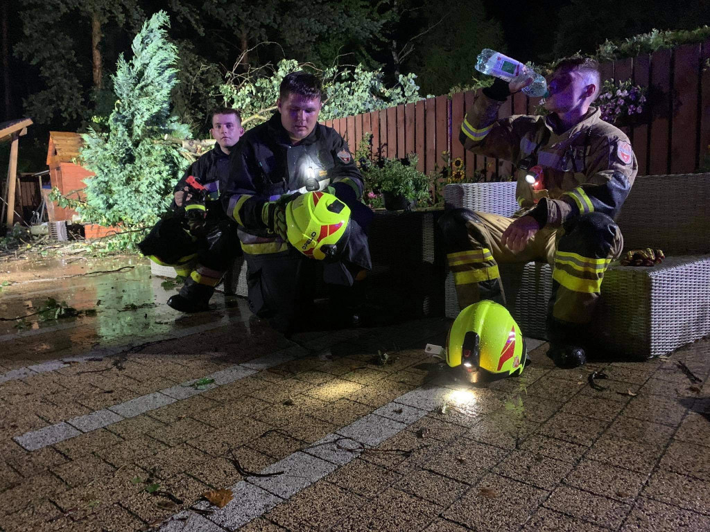 Powalone drzewa, zerwane dachy - burza przeszła przez powiat