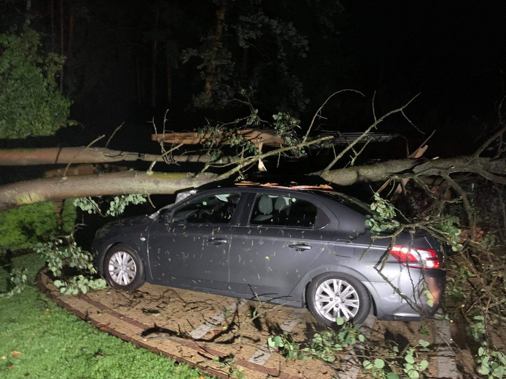 Powalone drzewa, zerwane dachy - burza przeszła przez powiat