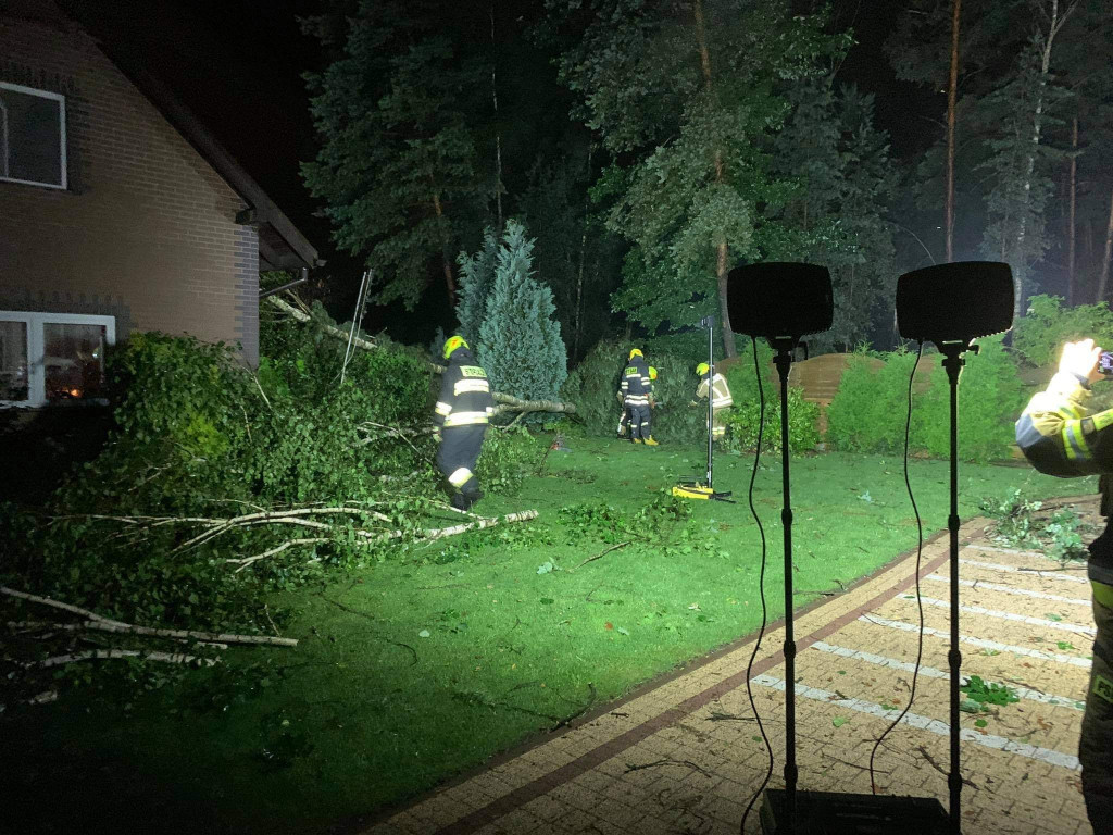 Powalone drzewa, zerwane dachy - burza przeszła przez powiat