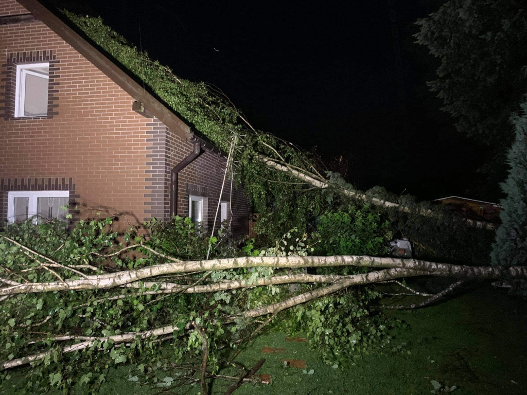 Powalone drzewa, zerwane dachy - burza przeszła przez powiat