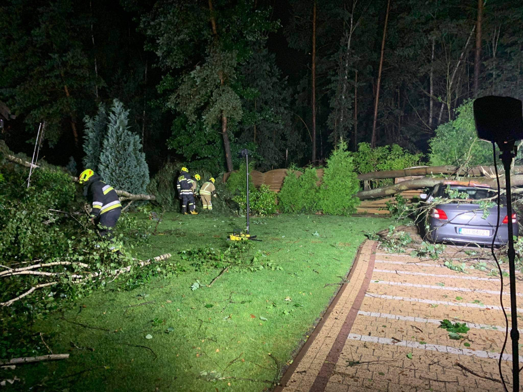 Powalone drzewa, zerwane dachy - burza przeszła przez powiat