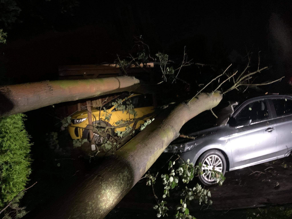 Powalone drzewa, zerwane dachy - burza przeszła przez powiat