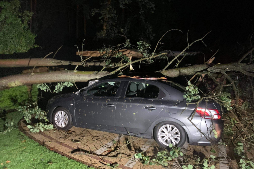 Powalone drzewa, zerwane dachy - burza przeszła przez powiat
