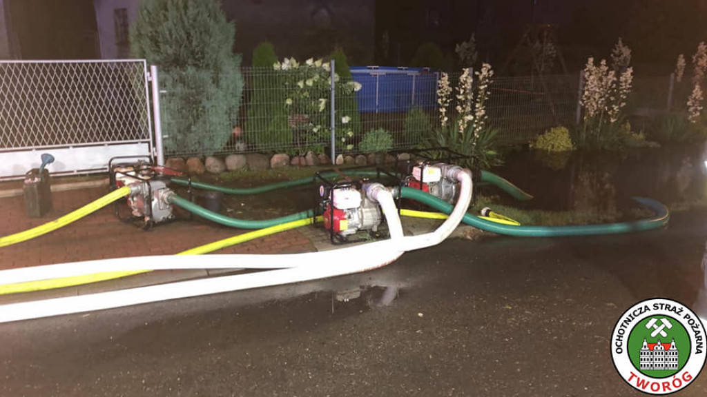 Burzowo: zalane ulice, piwnice, powalone drzewa