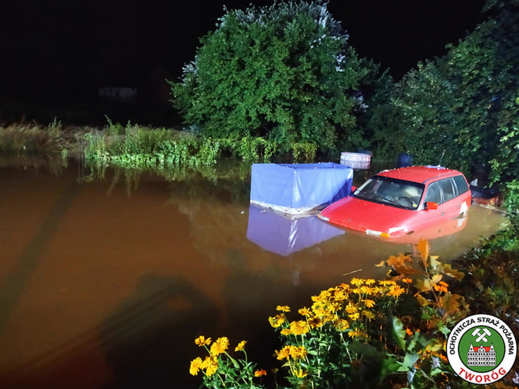 Burzowo: zalane ulice, piwnice, powalone drzewa