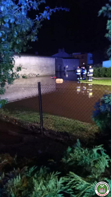 Burzowo: zalane ulice, piwnice, powalone drzewa