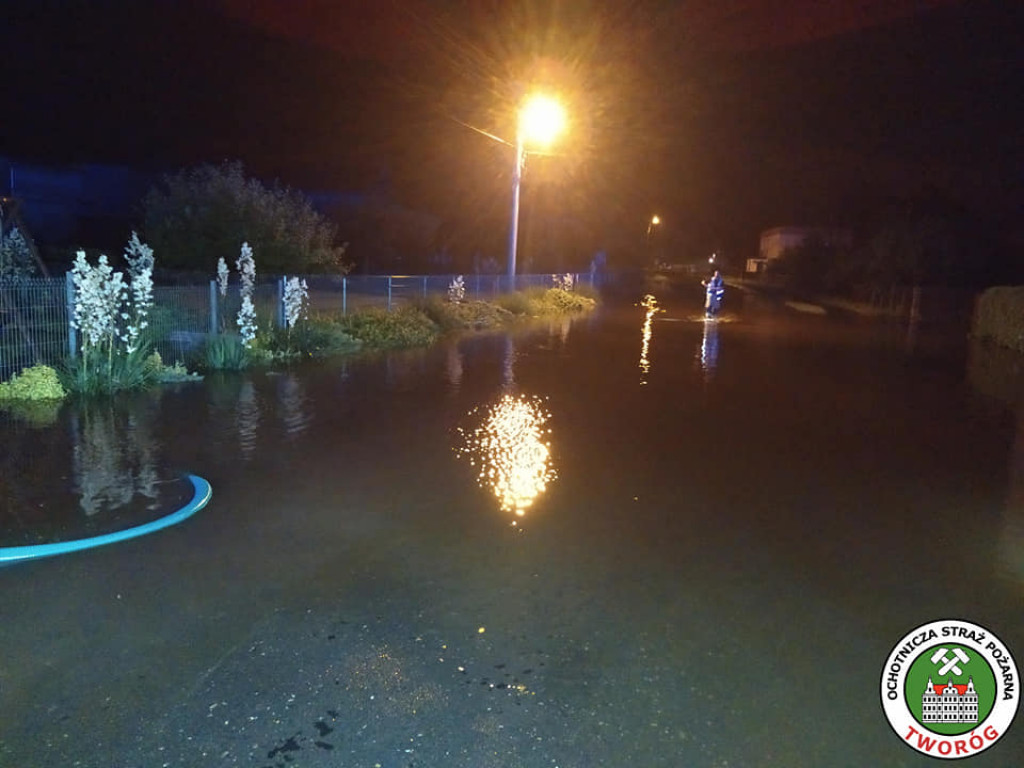 Burzowo: zalane ulice, piwnice, powalone drzewa