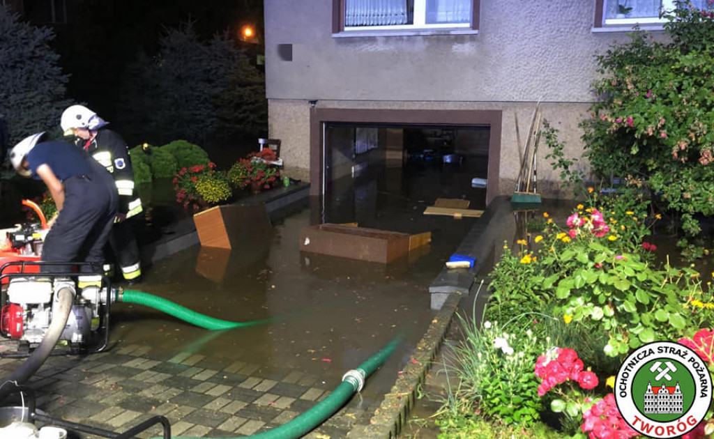 Burzowo: zalane ulice, piwnice, powalone drzewa