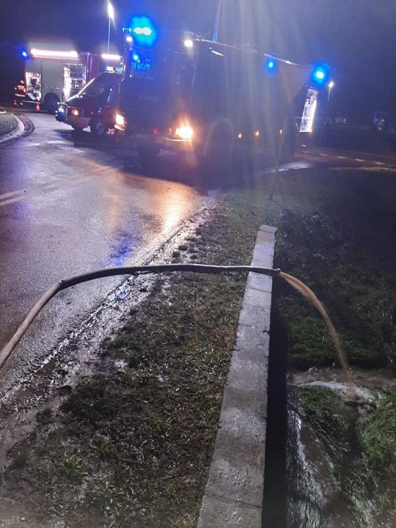 Burzowo: zalane ulice, piwnice, powalone drzewa