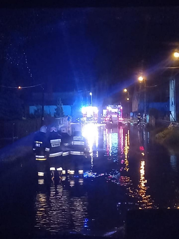 Burzowo: zalane ulice, piwnice, powalone drzewa