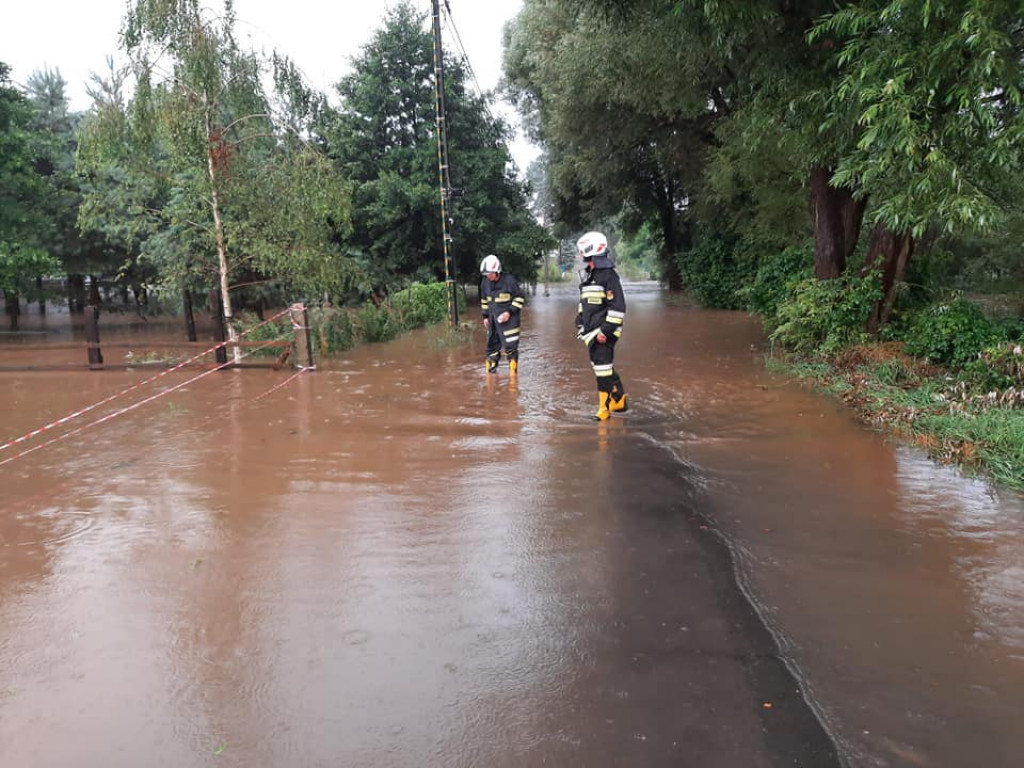 Burzowo: zalane ulice, piwnice, powalone drzewa