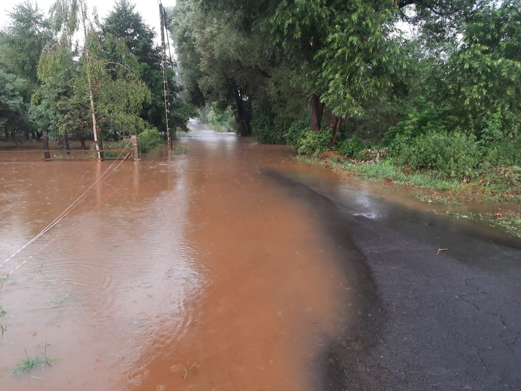 Burzowo: zalane ulice, piwnice, powalone drzewa