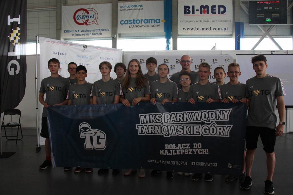 Tarnowskie Góry płyną przez morze. Sztafeta z Helu do Gdyni