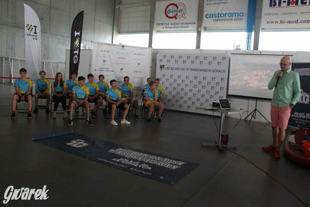 Tarnowskie Góry płyną przez morze. Sztafeta z Helu do Gdyni