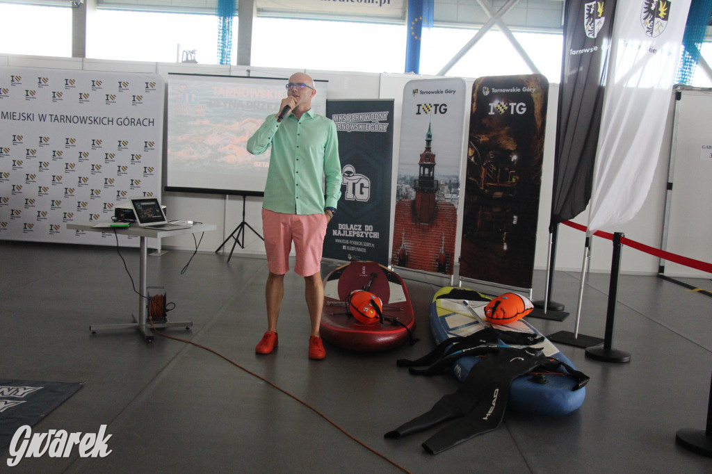 Tarnowskie Góry płyną przez morze. Sztafeta z Helu do Gdyni