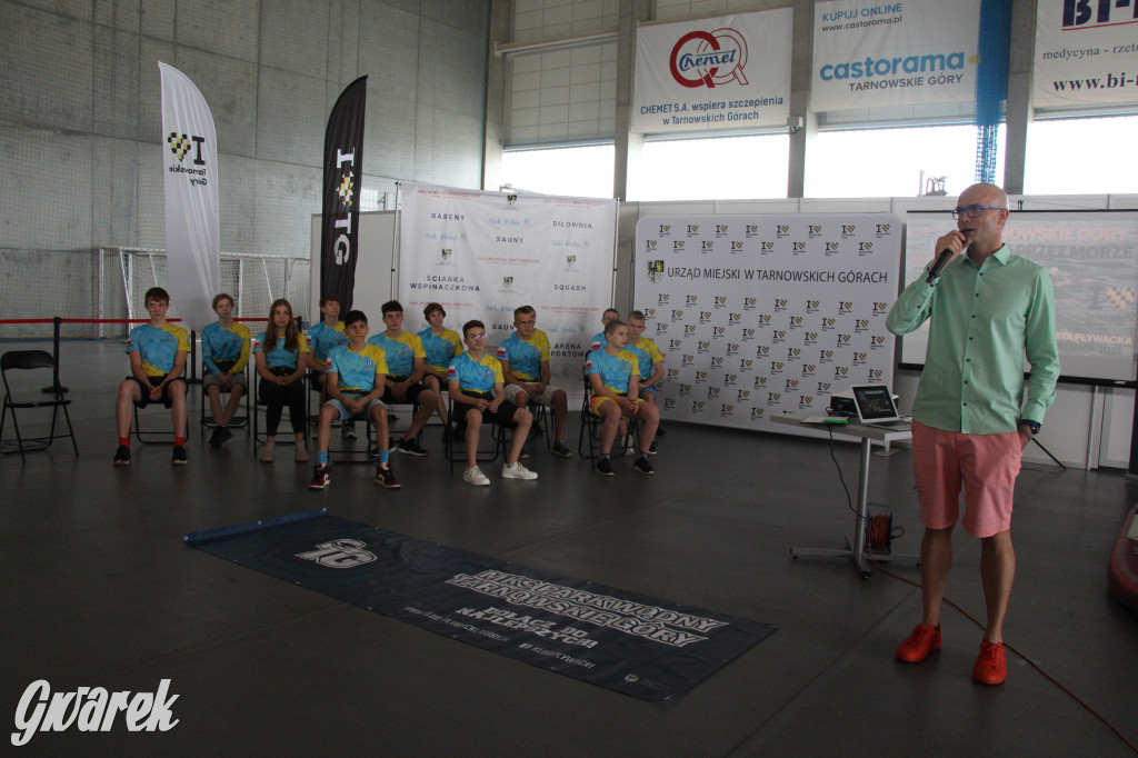 Tarnowskie Góry płyną przez morze. Sztafeta z Helu do Gdyni