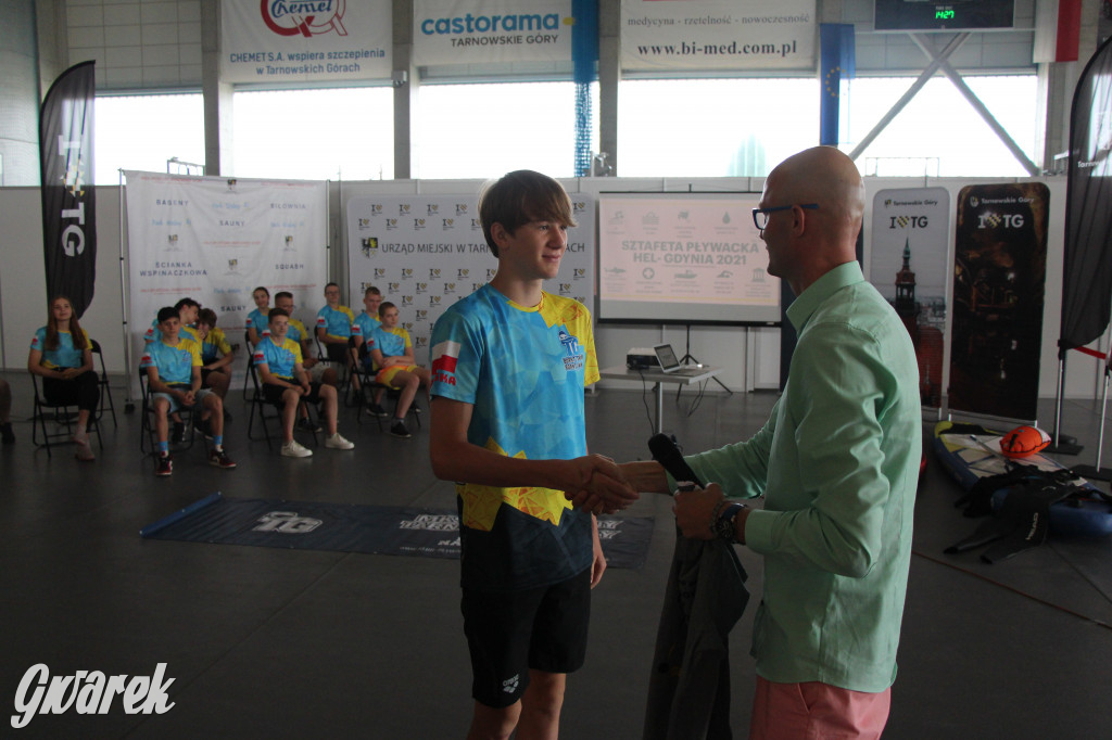 Tarnowskie Góry płyną przez morze. Sztafeta z Helu do Gdyni