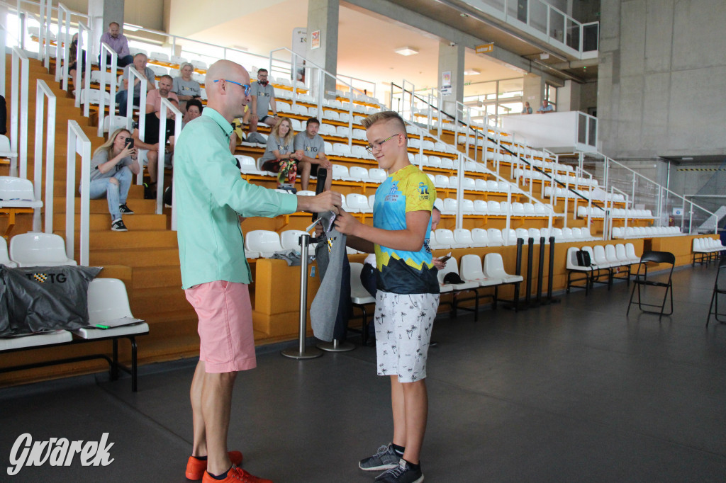 Tarnowskie Góry płyną przez morze. Sztafeta z Helu do Gdyni