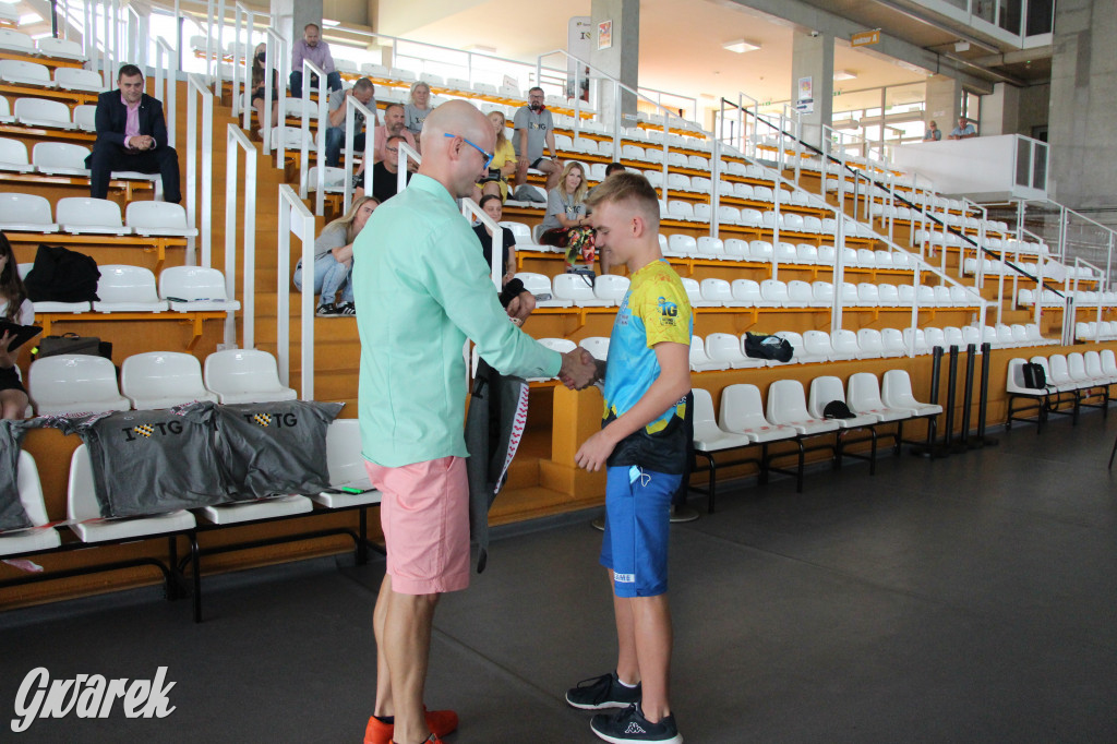 Tarnowskie Góry płyną przez morze. Sztafeta z Helu do Gdyni