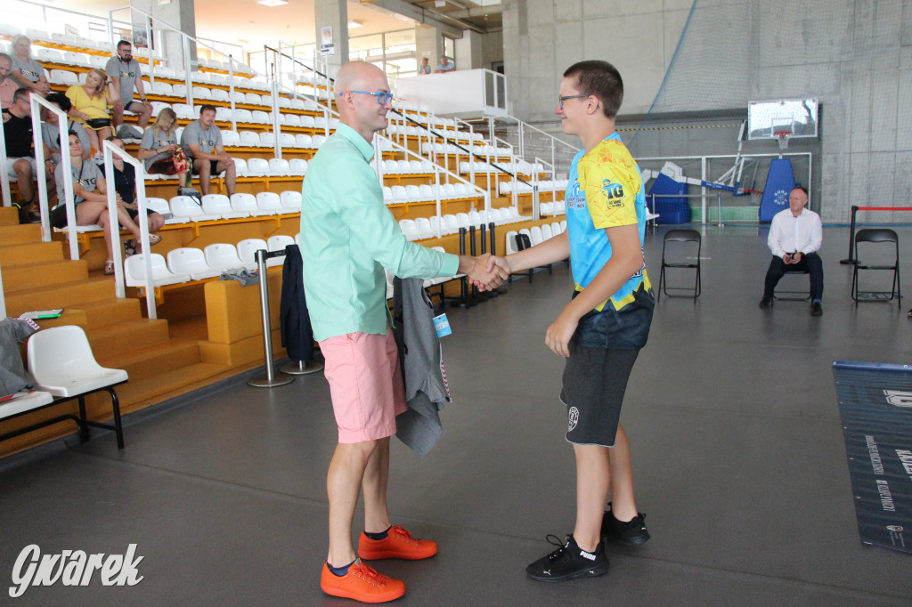 Tarnowskie Góry płyną przez morze. Sztafeta z Helu do Gdyni