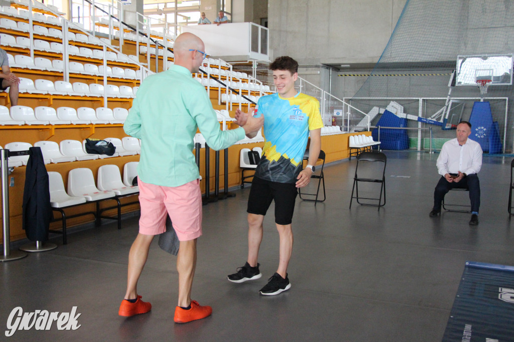 Tarnowskie Góry płyną przez morze. Sztafeta z Helu do Gdyni