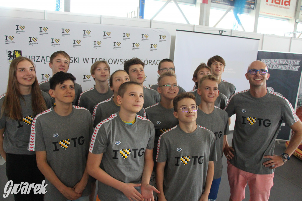 Tarnowskie Góry płyną przez morze. Sztafeta z Helu do Gdyni