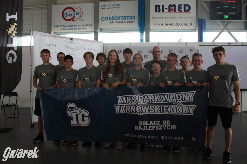 Tarnowskie Góry płyną przez morze. Sztafeta z Helu do Gdyni