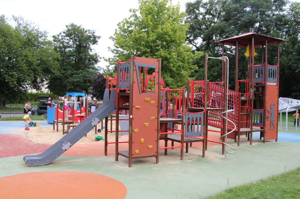 Plac zabaw z gwarkami i wagonikami