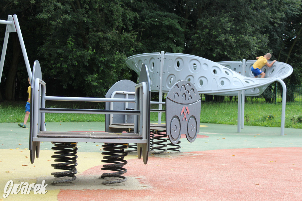 Plac zabaw z gwarkami i wagonikami