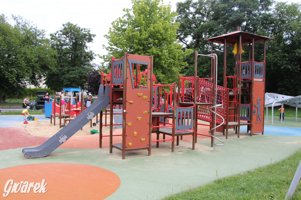 Plac zabaw z gwarkami i wagonikami