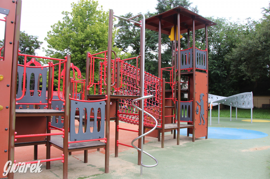 Plac zabaw z gwarkami i wagonikami