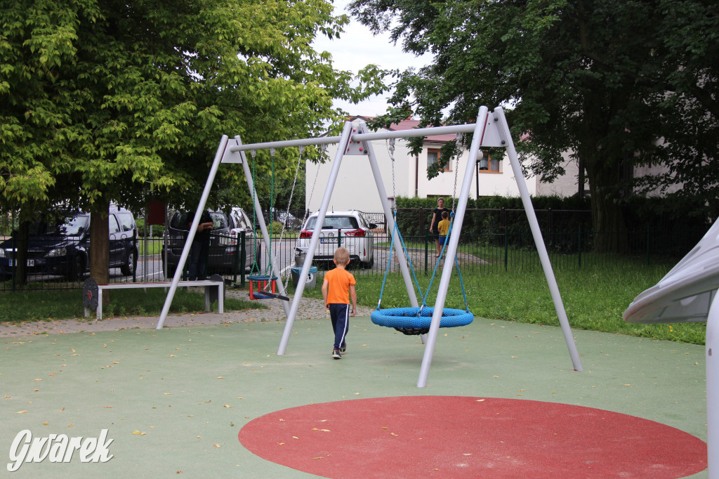 Plac zabaw z gwarkami i wagonikami