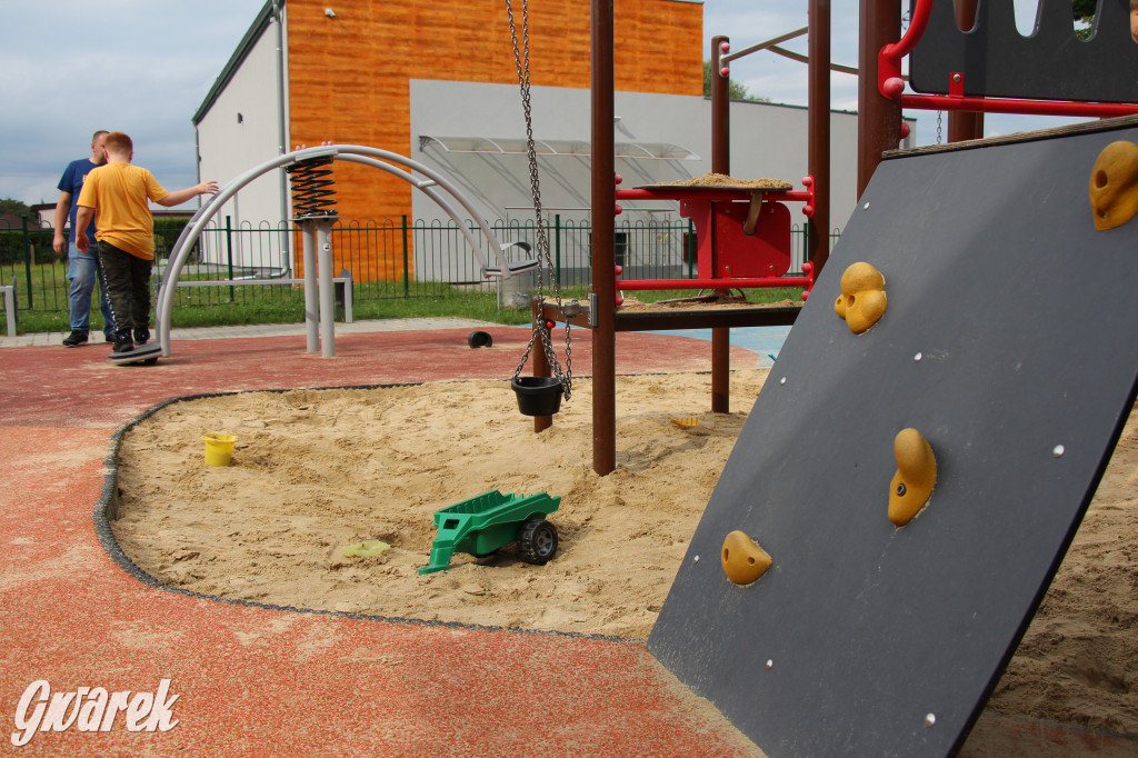 Plac zabaw z gwarkami i wagonikami