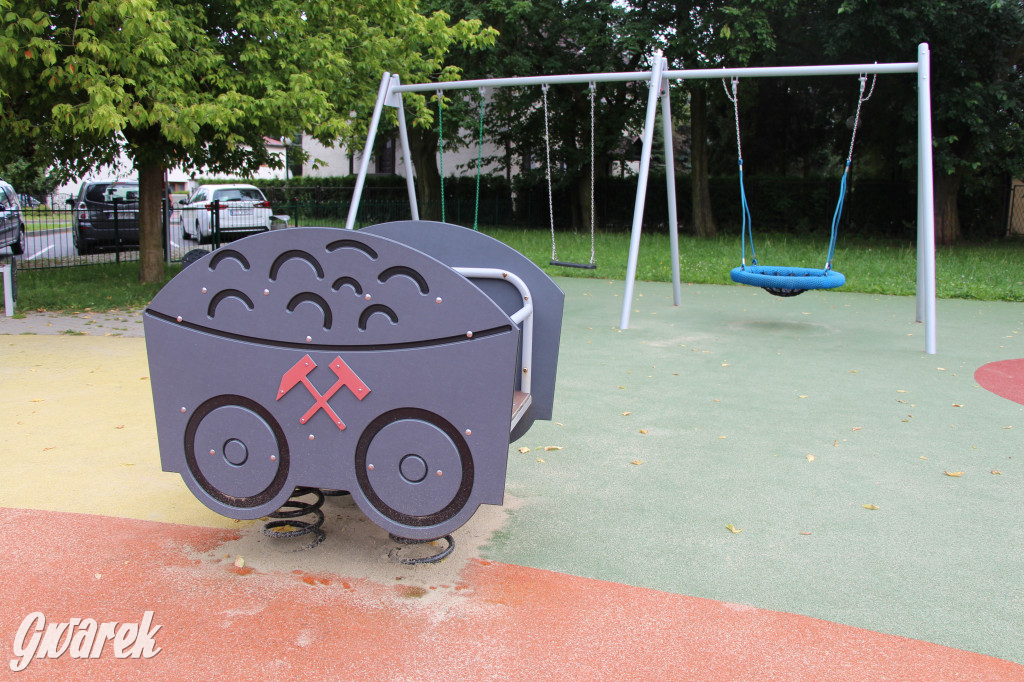 Plac zabaw z gwarkami i wagonikami